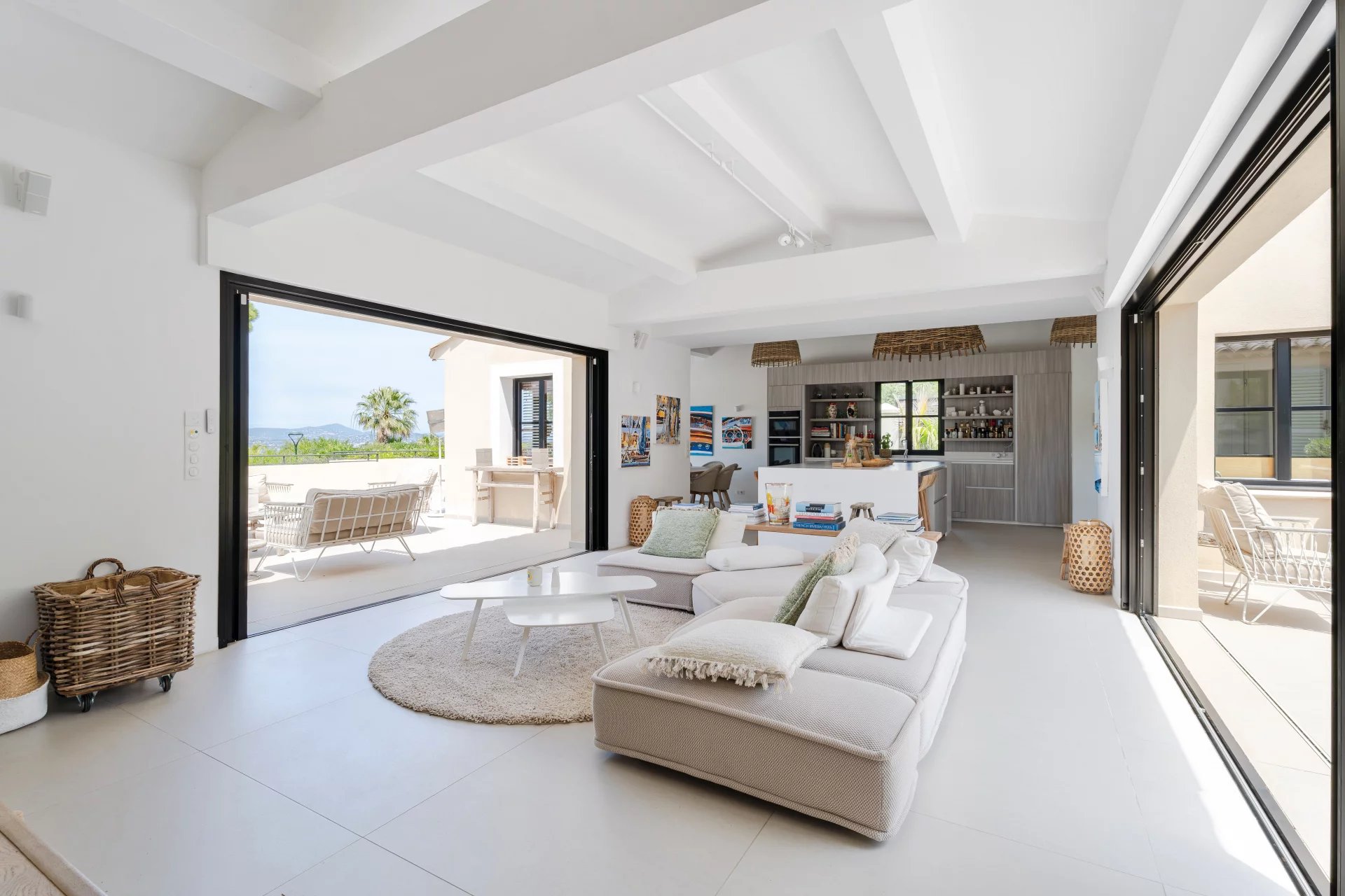Villa moderne à Gassin Intérieur lumineux d'une villa moderne avec vue mer, salon ouvert sur terrasse à Gassin.