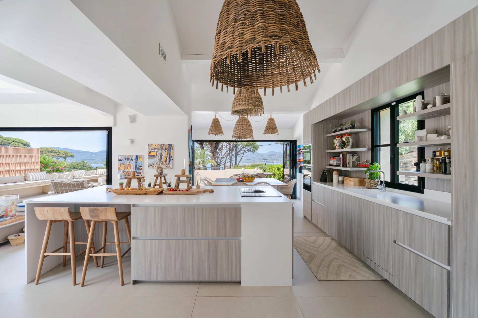 Cuisine de villa à Gassin Cuisine moderne et lumineuse avec îlot central dans une villa à Gassin, vue sur mer.