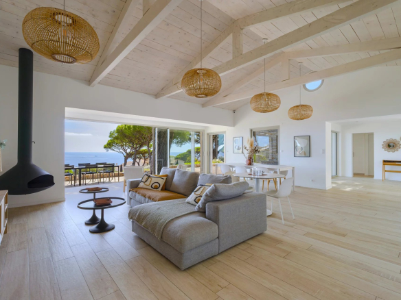 Intérieur d'une villa contemporaine avec vue mer à Sainte-Maxime, salon lumineux et décor moderne.