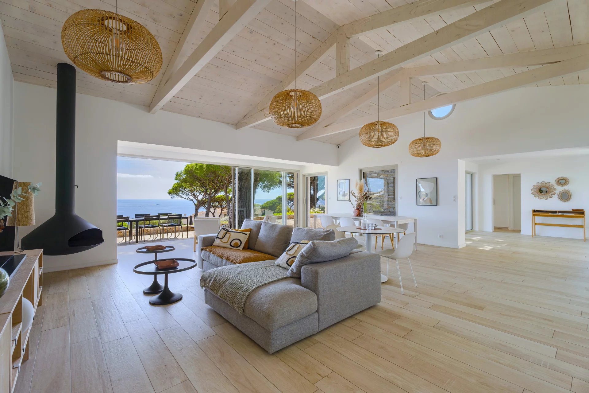 Intérieur d’une villa à Sainte-Maxime Intérieur d'une villa contemporaine avec vue mer à Sainte-Maxime, salon lumineux et décor moderne.