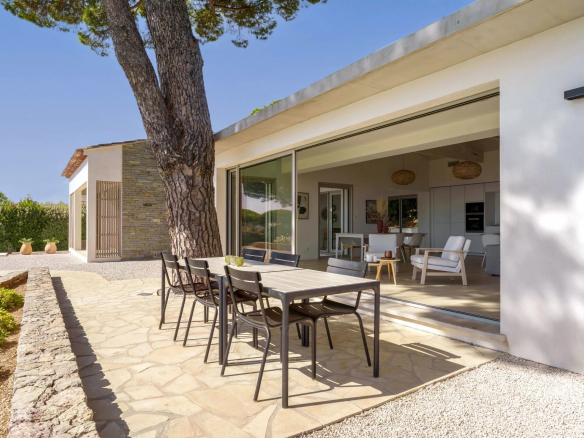 Villa contemporaine de plain-pied avec vue mer à Sainte-Maxime, terrasse et jardin paysagé.