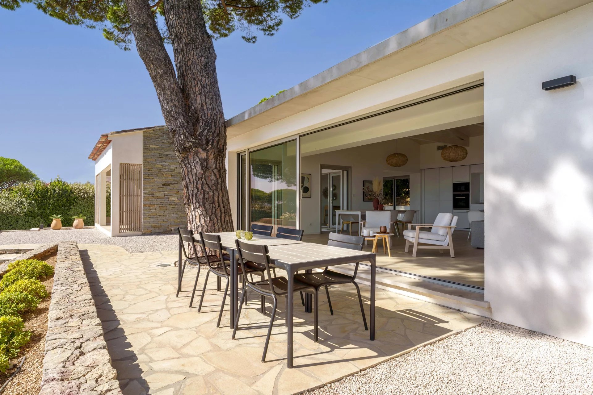 Villa contemporaine à Sainte-Maxime Villa contemporaine de plain-pied avec vue mer à Sainte-Maxime, terrasse et jardin paysagé.