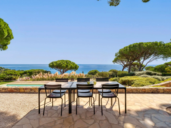 Terrasse avec table et chaises, vue panoramique sur la mer à Sainte-Maxime.