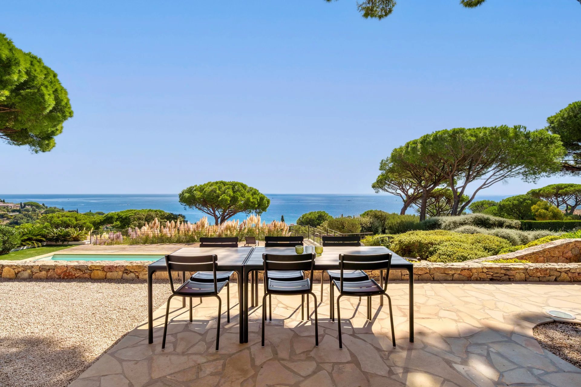 Villa contemporaine à Sainte-Maxime Terrasse avec table et chaises, vue panoramique sur la mer à Sainte-Maxime.