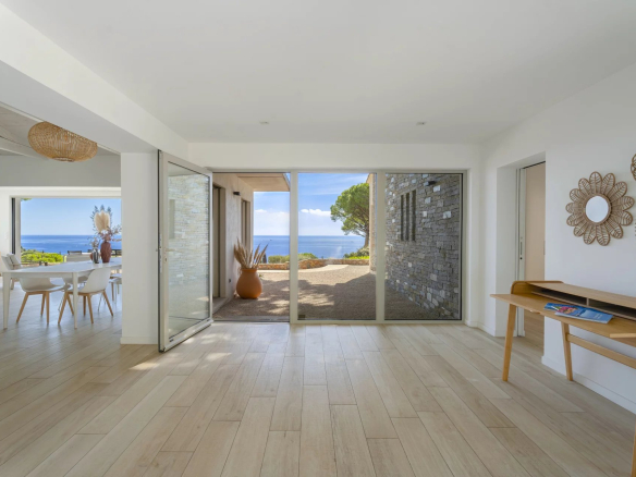 Intérieur d'une villa contemporaine avec vue sur la mer à Sainte-Maxime.