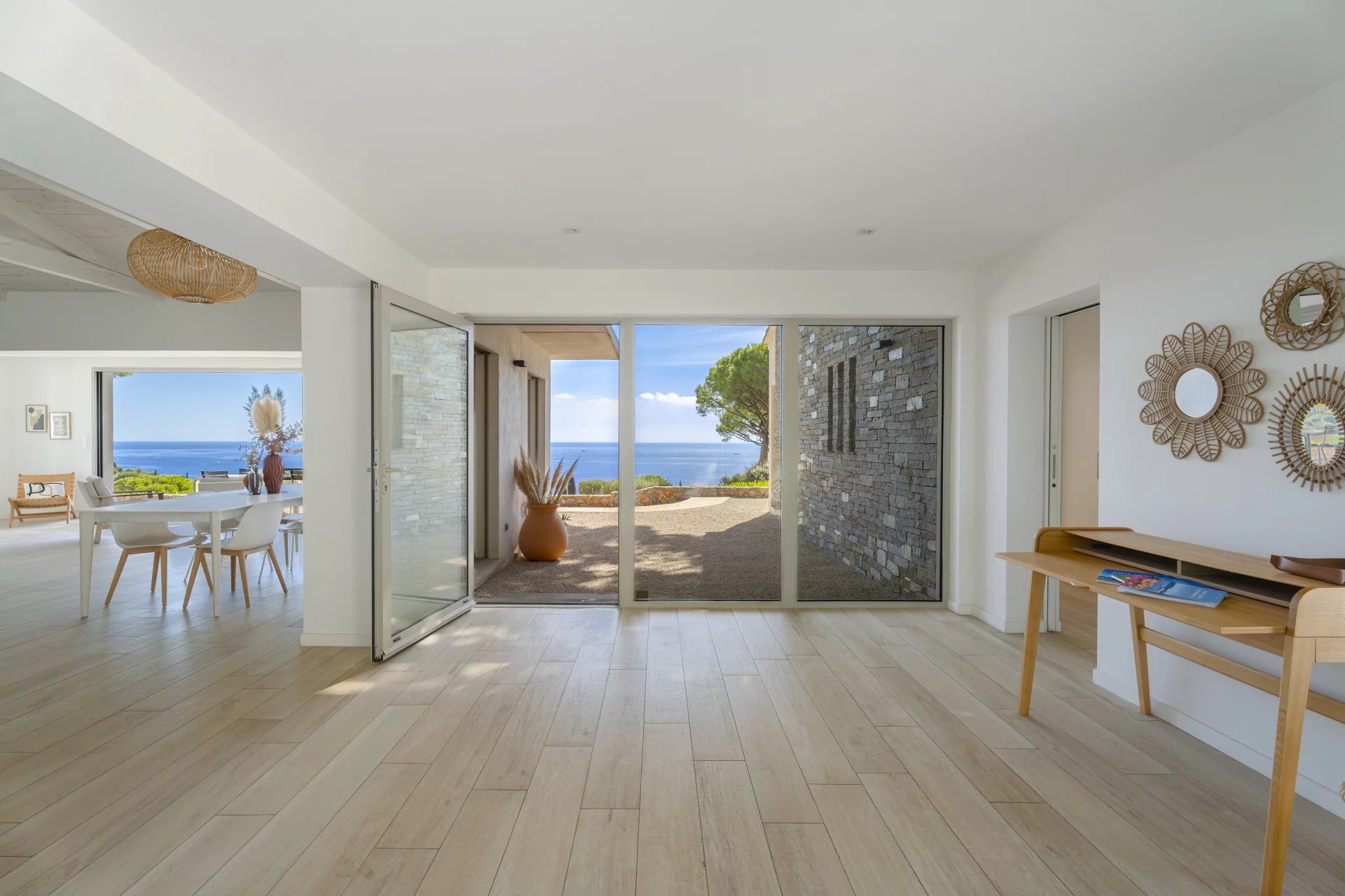 Villa contemporaine à Sainte-Maxime Intérieur d'une villa contemporaine avec vue sur la mer à Sainte-Maxime.