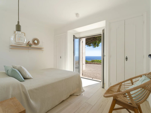 Chambre d'une villa contemporaine avec vue sur la mer à Sainte-Maxime.