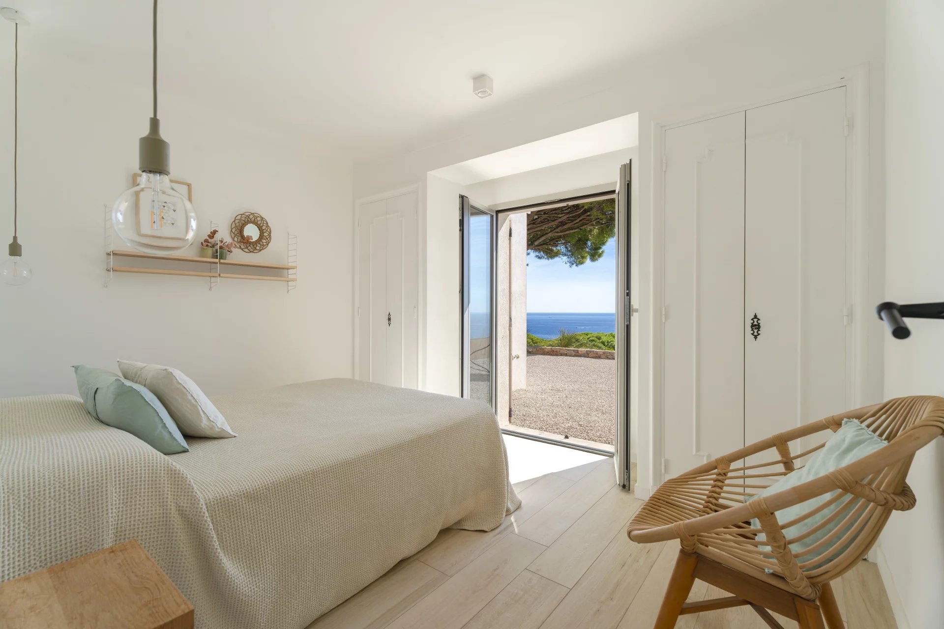 Chambre avec vue mer à Sainte-Maxime Chambre d'une villa contemporaine avec vue sur la mer à Sainte-Maxime.