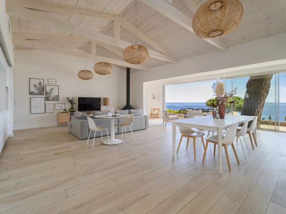 Intérieur d'une villa contemporaine avec vue mer à Sainte-Maxime, salon lumineux et salle à manger.
