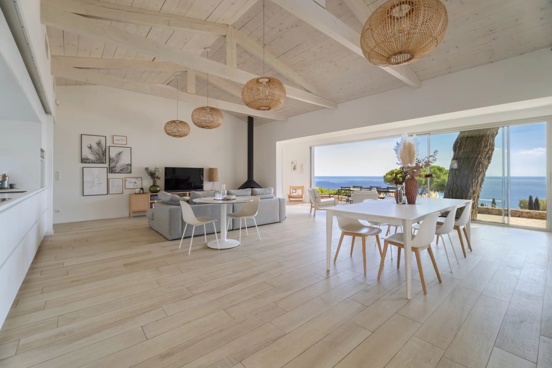 Villa contemporaine à Sainte-Maxime Intérieur d'une villa contemporaine avec vue mer à Sainte-Maxime, salon lumineux et salle à manger.