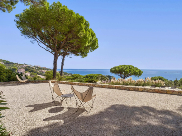 Terrasse avec chaises et vue panoramique sur la mer à Sainte-Maxime