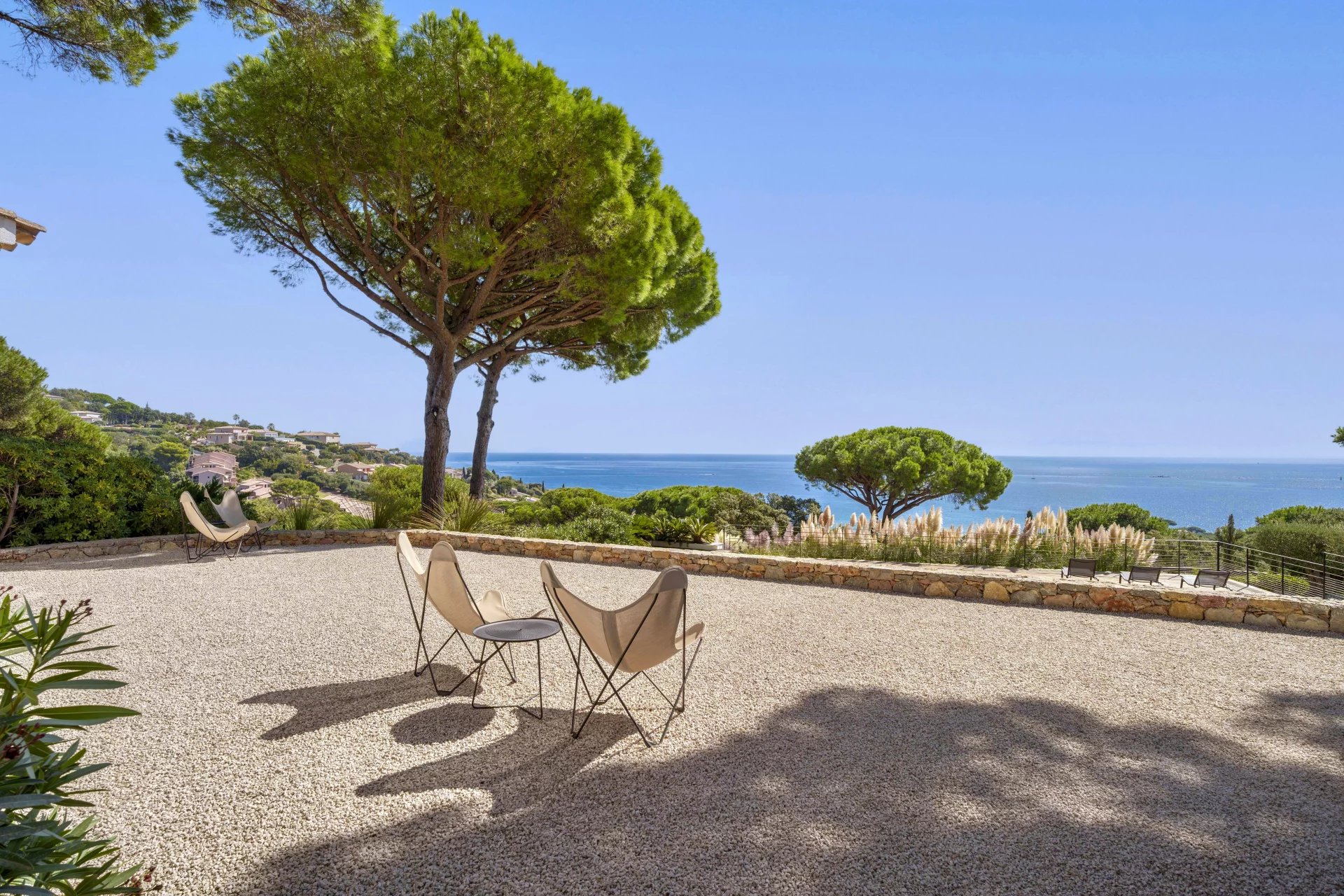 Villa de plain-pied avec vue mer à Sainte-Maxime Terrasse avec chaises et vue panoramique sur la mer à Sainte-Maxime