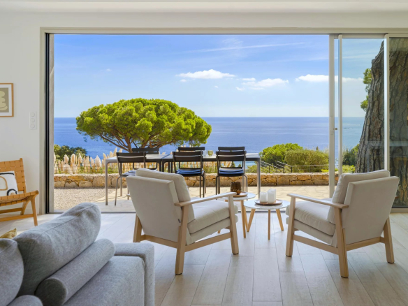 Intérieur d'une villa contemporaine avec vue sur la mer à Sainte-Maxime.
