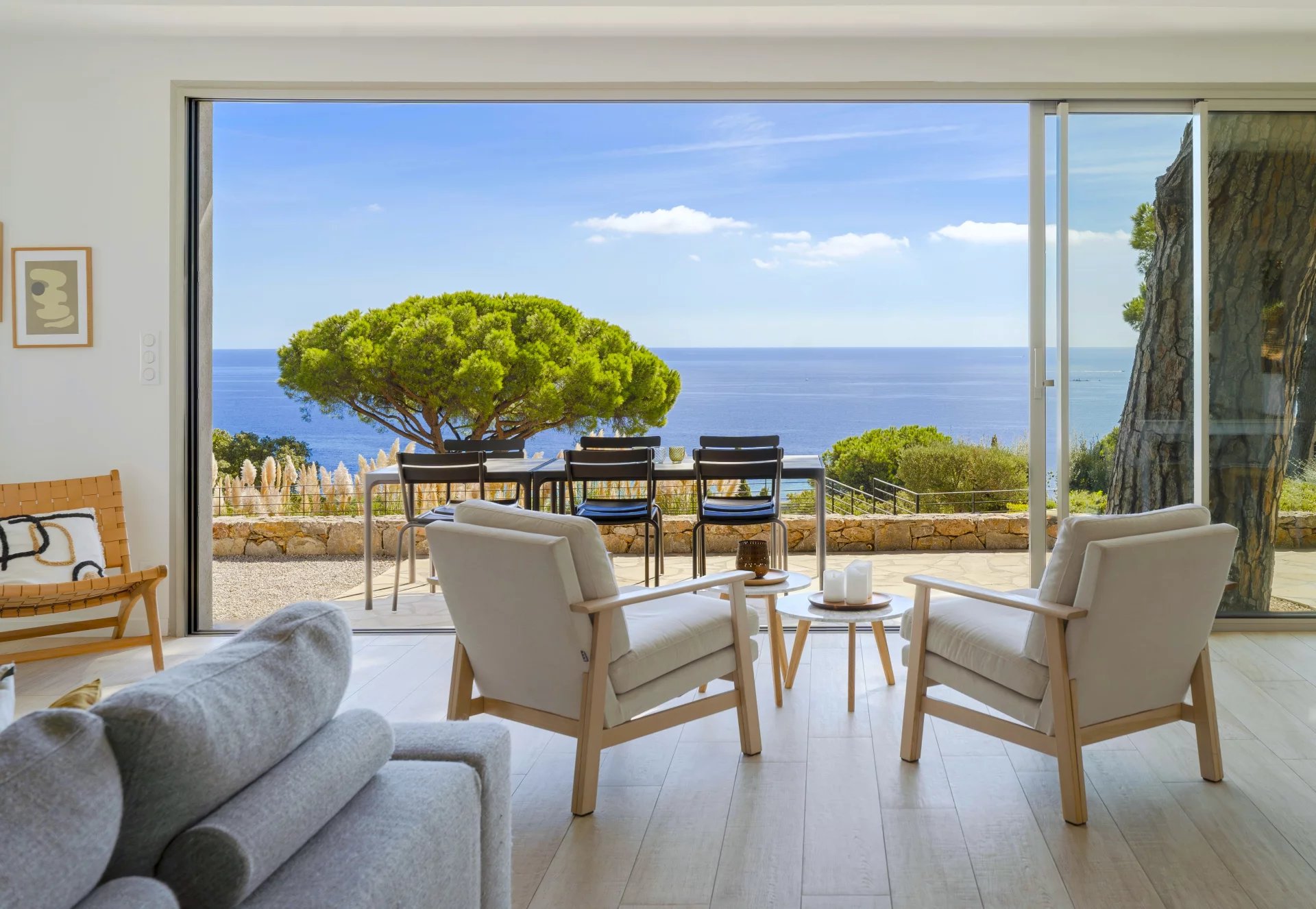 Villa contemporaine à Sainte-Maxime Intérieur d'une villa contemporaine avec vue sur la mer à Sainte-Maxime.