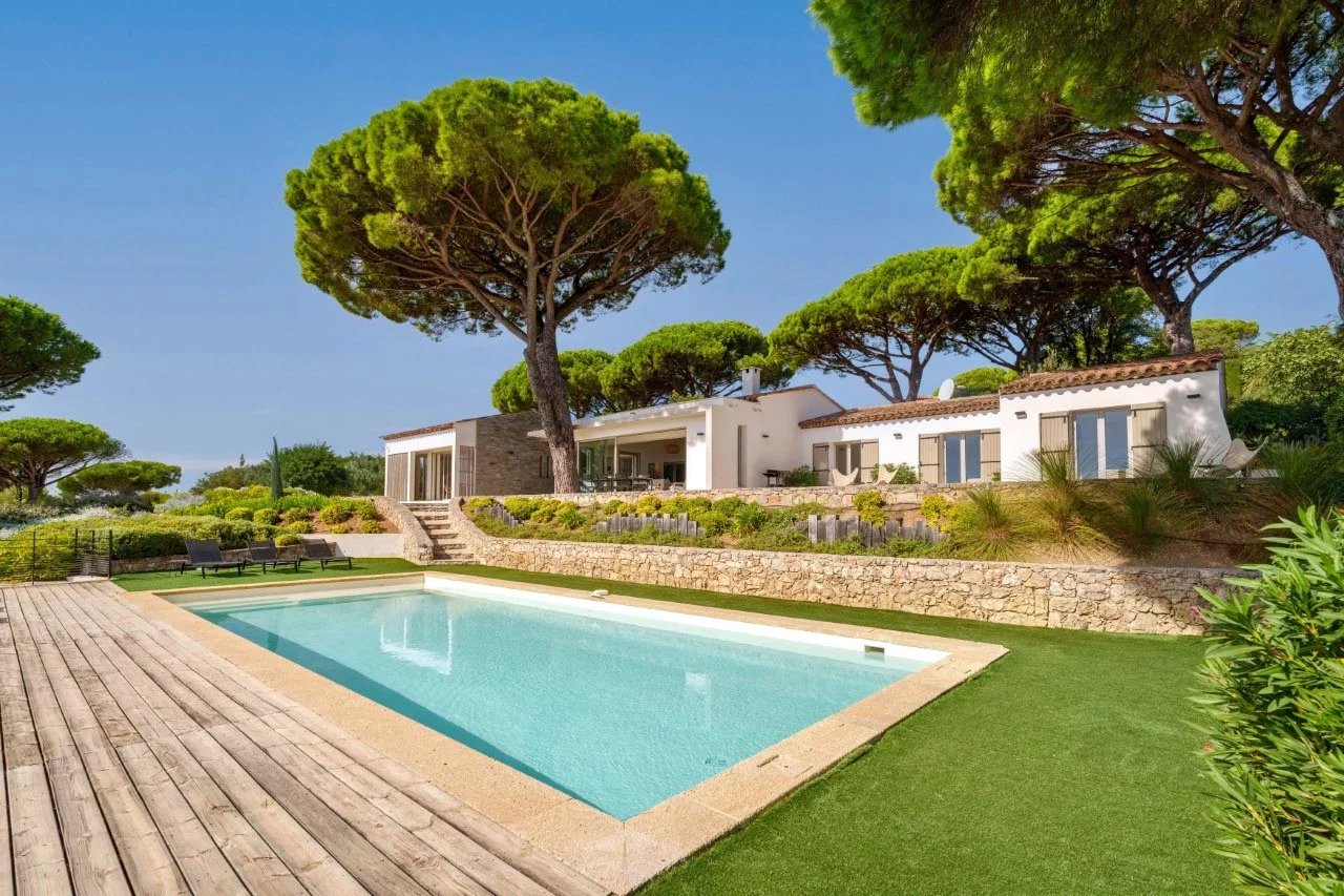 Villa contemporaine à Sainte-Maxime Villa contemporaine de plain-pied avec piscine et vue mer à Sainte-Maxime, entourée de pins.