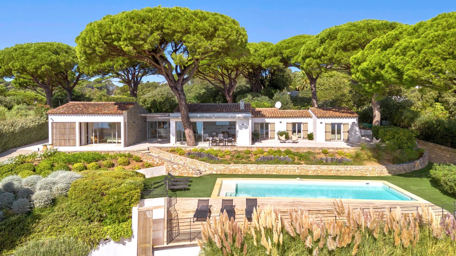 Villa à vendre à Sainte-Maxime Villa contemporaine de plain-pied avec piscine et vue sur la mer à Sainte-Maxime