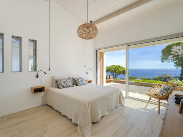 Chambre d'une villa contemporaine à vendre à Sainte-Maxime avec vue sur la mer.