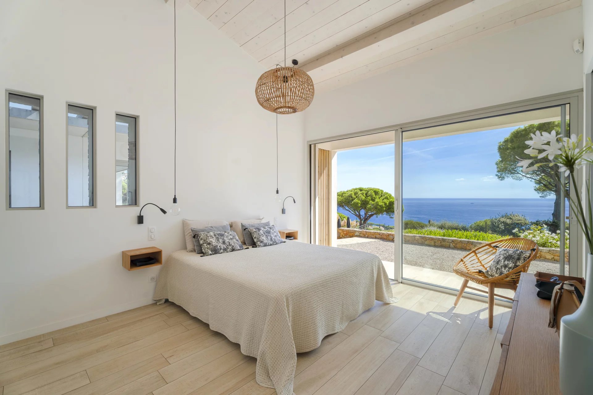 Villa contemporaine à Sainte-Maxime Chambre d'une villa contemporaine à vendre à Sainte-Maxime avec vue sur la mer.
