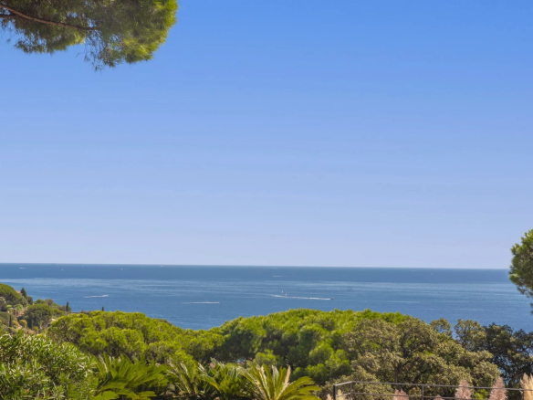 Vue panoramique sur la mer depuis une villa à Sainte-Maxime.