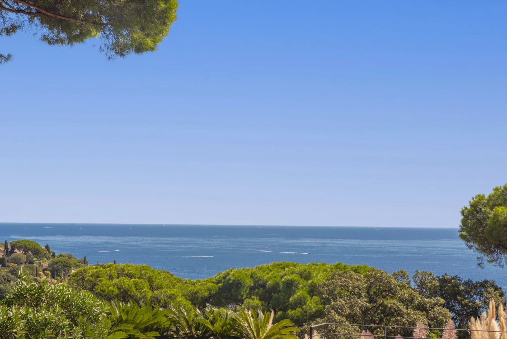 Vue mer depuis une villa à Sainte-Maxime Vue panoramique sur la mer depuis une villa à Sainte-Maxime.