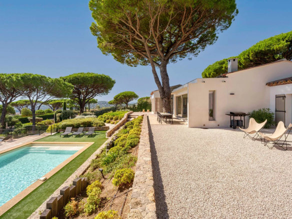 Villa contemporaine de plain-pied avec piscine et vue sur la mer à Sainte-Maxime.