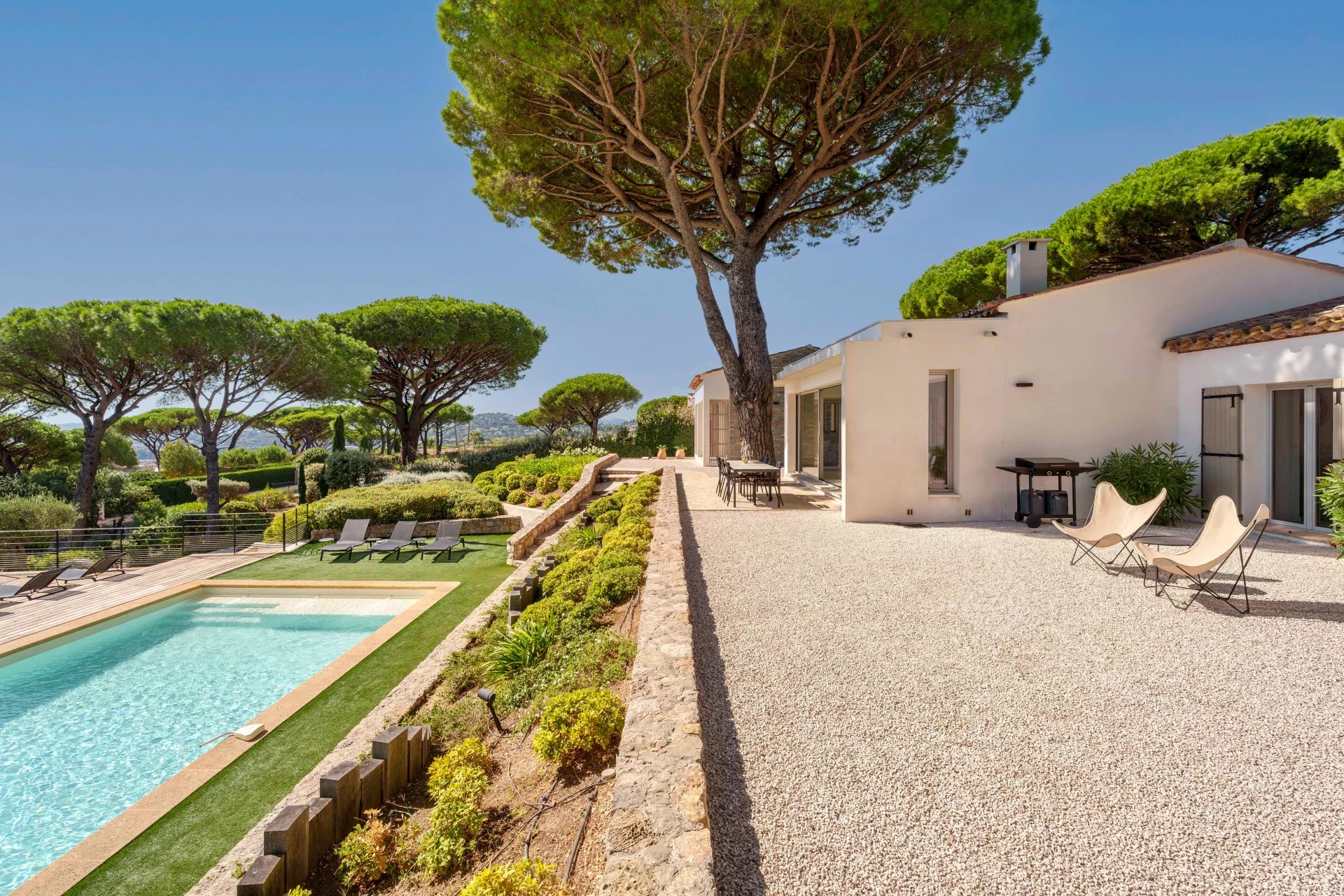 Villa à vendre à Sainte-Maxime Villa contemporaine de plain-pied avec piscine et vue sur la mer à Sainte-Maxime.