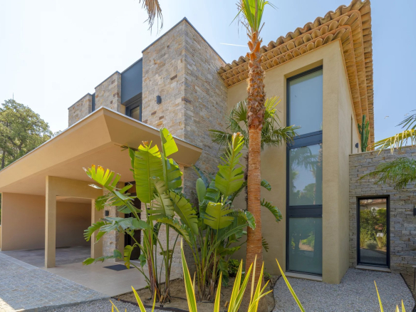 Villa neuve avec vue mer à Sainte-Maxime, architecture moderne et jardin paysager.