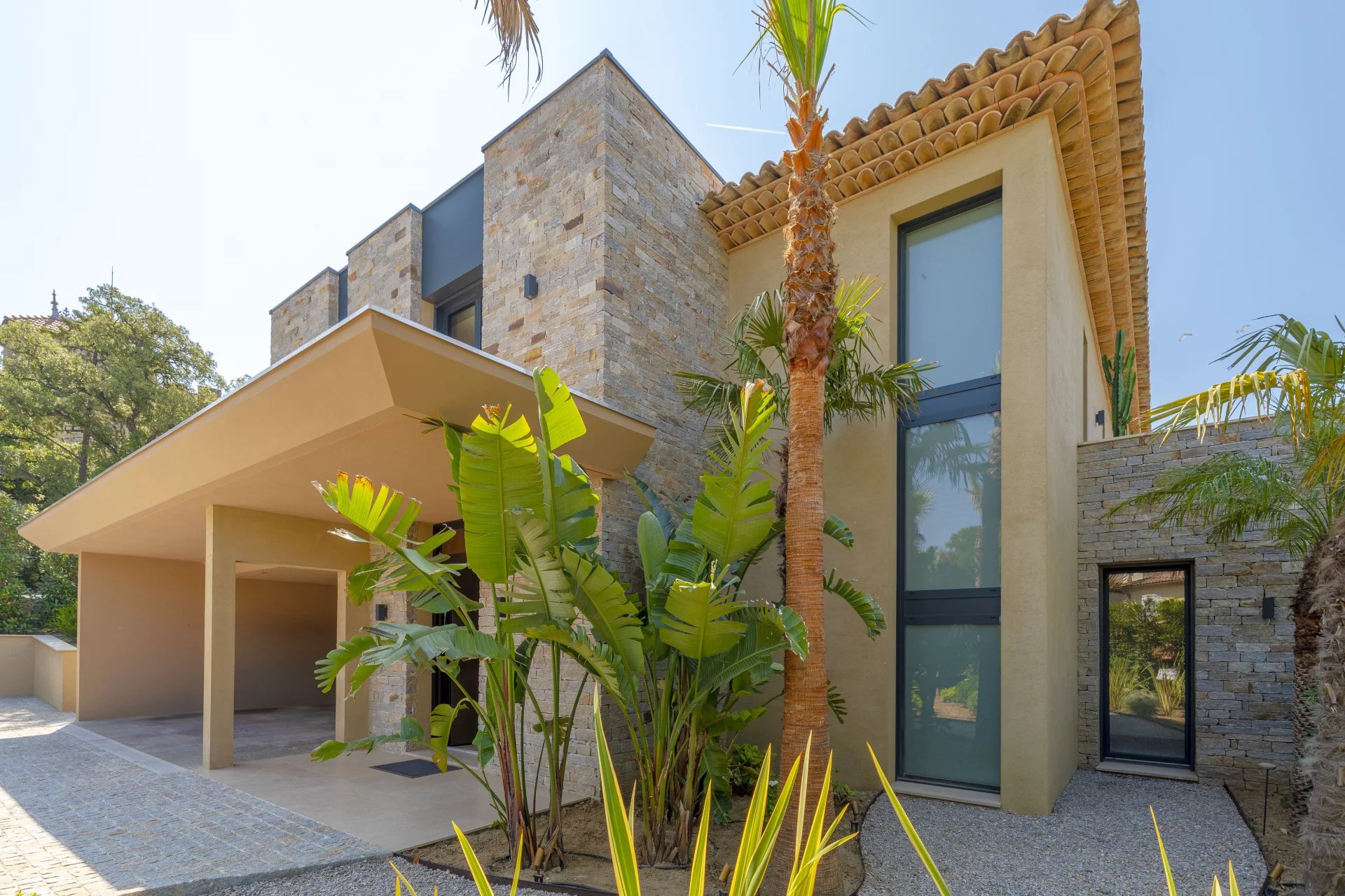 Villa neuve à Sainte-Maxime Villa neuve avec vue mer à Sainte-Maxime, architecture moderne et jardin paysager.