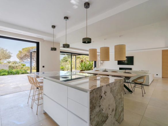 Intérieur d'une villa neuve à Sainte-Maxime avec cuisine moderne et salon lumineux.