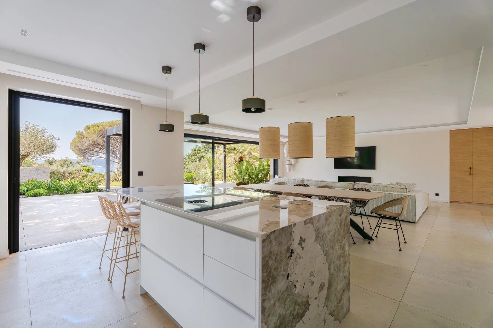 Intérieur de villa neuve à Sainte-Maxime Intérieur d'une villa neuve à Sainte-Maxime avec cuisine moderne et salon lumineux.
