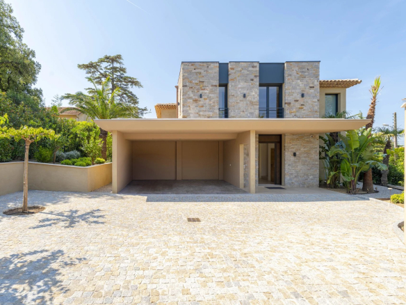 Villa neuve avec façade en pierre et jardin à Sainte-Maxime, vue dégagée.