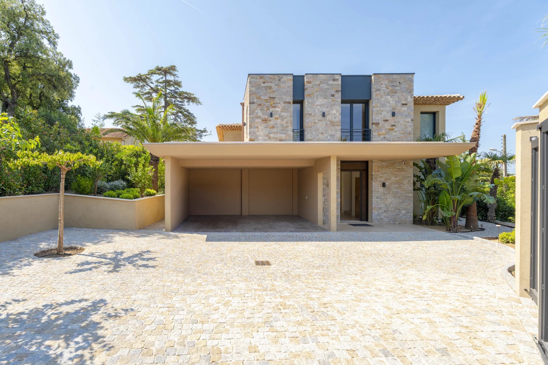 Villa neuve à Sainte-Maxime Villa neuve avec façade en pierre et jardin à Sainte-Maxime, vue dégagée.