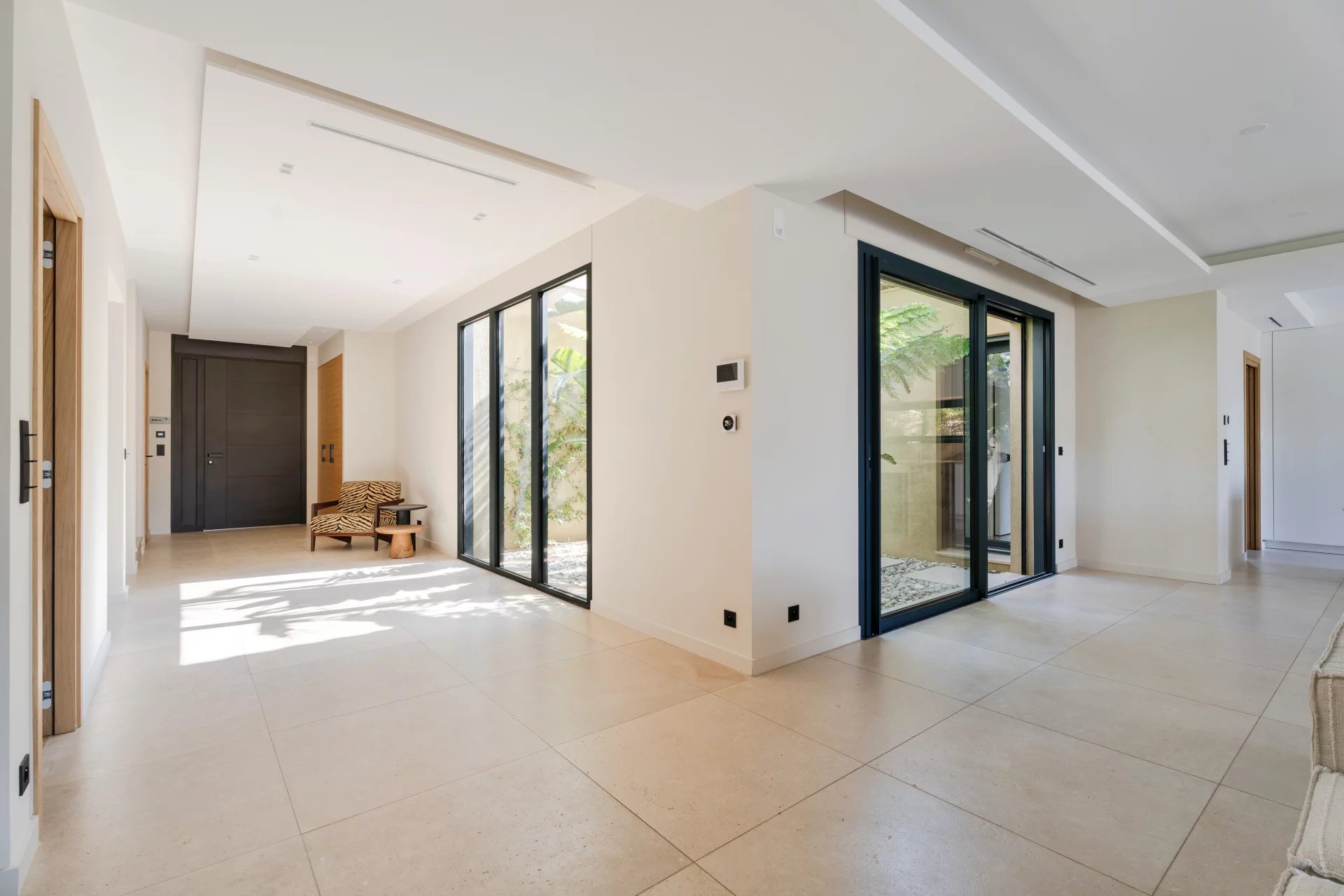 Intérieur d’une villa neuve à Sainte-Maxime Intérieur d'une villa neuve à Sainte-Maxime, avec lumière naturelle et grandes baies vitrées.