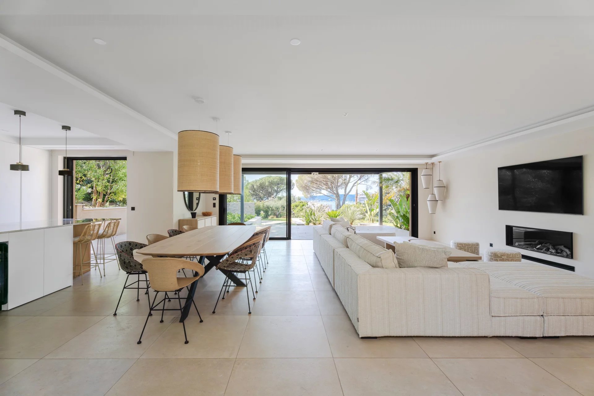 Intérieur d’une villa neuve à Sainte-Maxime Intérieur d'une villa moderne avec salon, salle à manger et vue sur jardin.