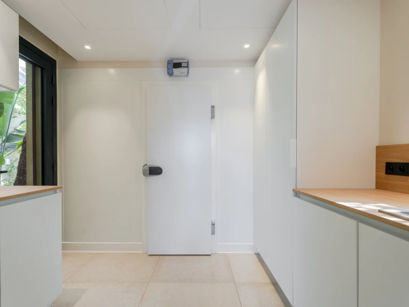 Intérieur d'une villa neuve avec cuisine moderne et porte d'entrée à Sainte-Maxime.