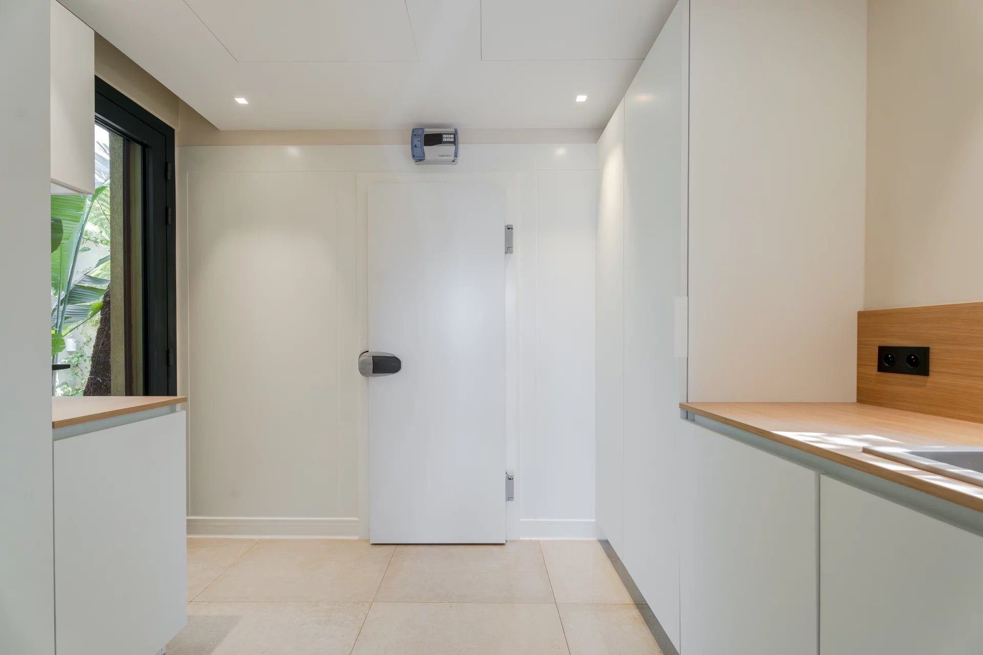 Intérieur d’une villa neuve à Sainte-Maxime Intérieur d'une villa neuve avec cuisine moderne et porte d'entrée à Sainte-Maxime.