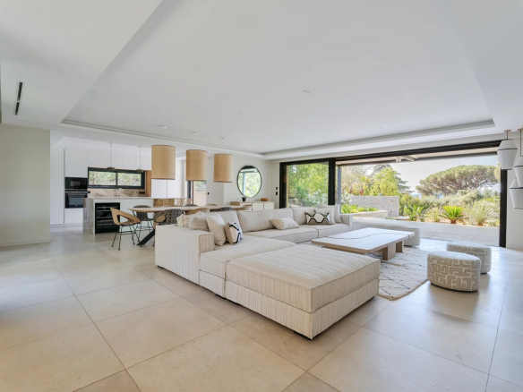 Intérieur d'une villa neuve à Sainte-Maxime avec vue sur la mer, salon spacieux et lumineux.