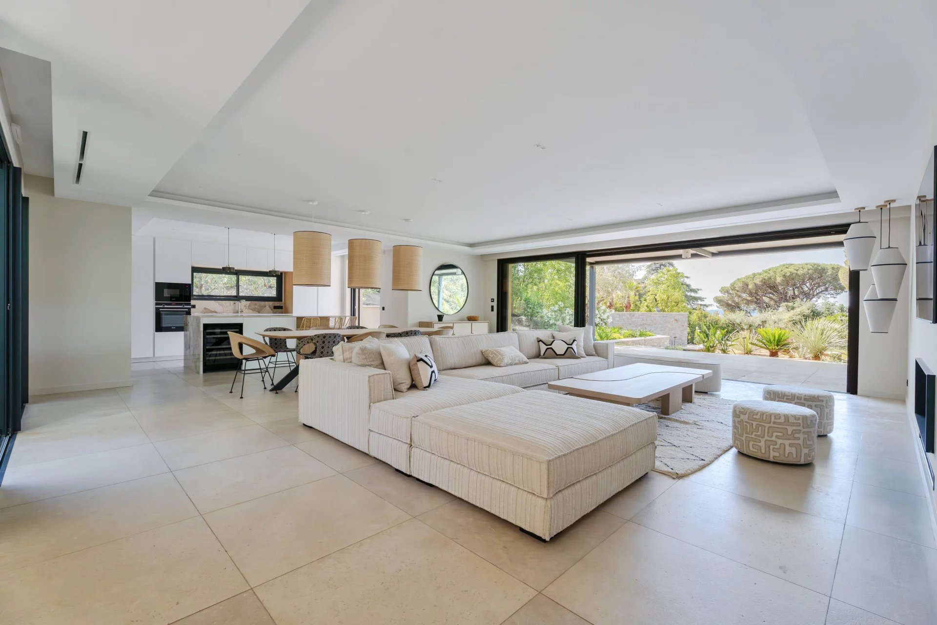 Intérieur de villa neuve à Sainte-Maxime Intérieur d'une villa neuve à Sainte-Maxime avec vue sur la mer, salon spacieux et lumineux.