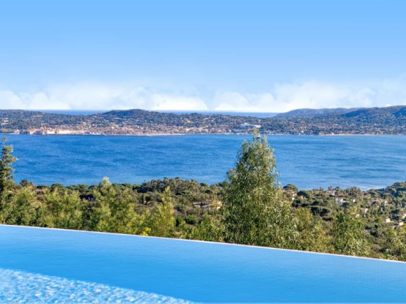Grande propriété à vendre avec exceptionnelle vue mer face à Saint-Tropez