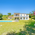 Villa on a large flat plot of land for sale in Grimaud