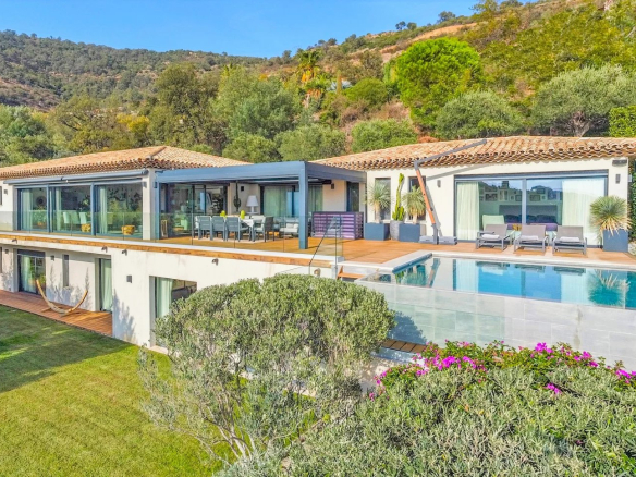 Villa vue mer à vendre à Beauvallon Bartole