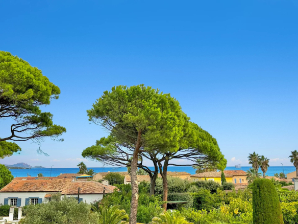 Villa for sale on foot from the beaches of Nartelle