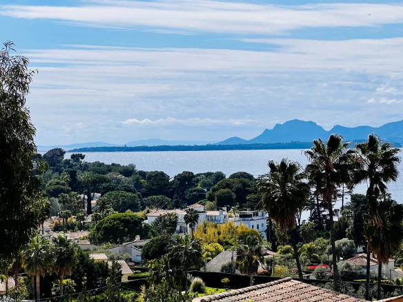 CAP D’ANTIBES  /  Dernier etage vue mer