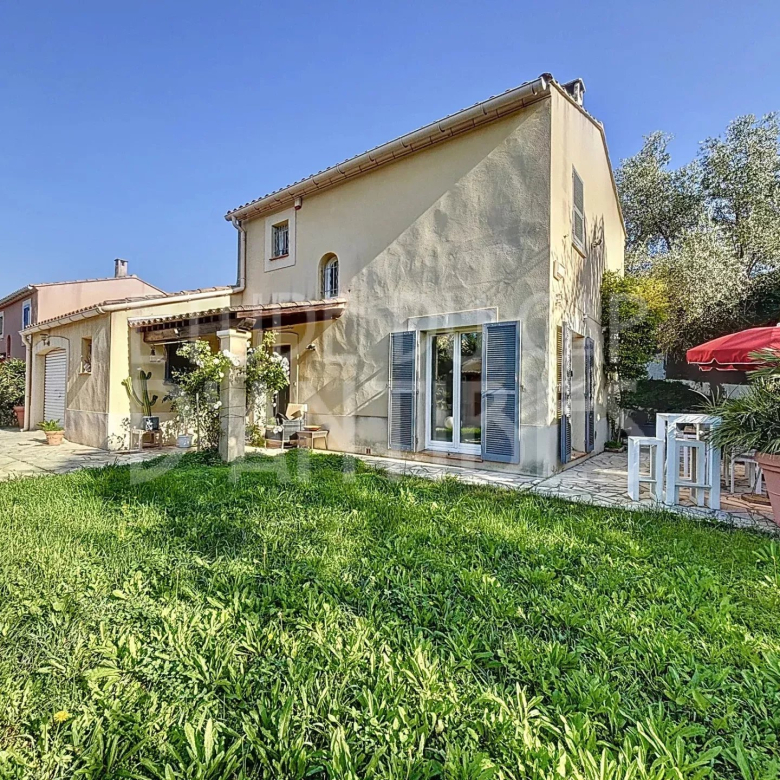CAP D’ANTIBES  /  Garoupe Villa a la vente – Vue mer