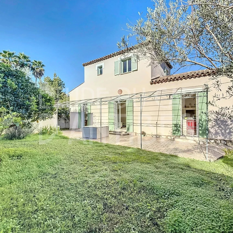 Élégante villa avec jardin bucolique au Cap d’Antibes