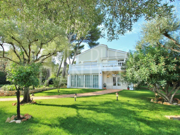 CAP D’ANTIBES  /  Garoupe Villa a la vente – Vue mer