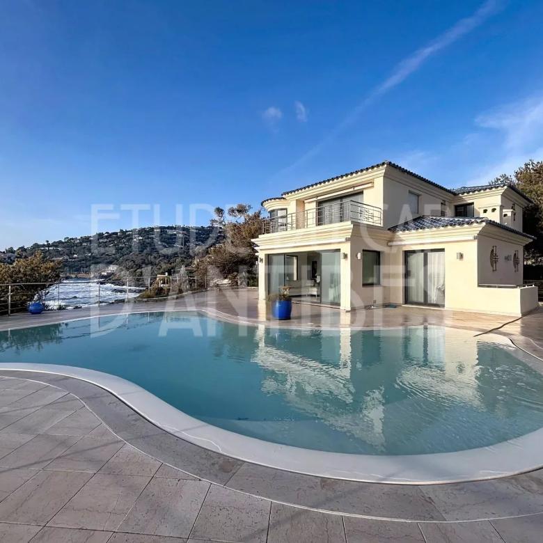 EXCLUSIVITE Villa Post-moderniste sur le versant Est du Cap d’Antibes.