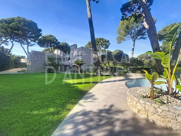 EXCLUSIVITE Villa Post-moderniste sur le versant Est du Cap d’Antibes.