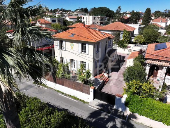 Exclusivité Cap d’Antibes Maison Niçoise à deux pas des plages.