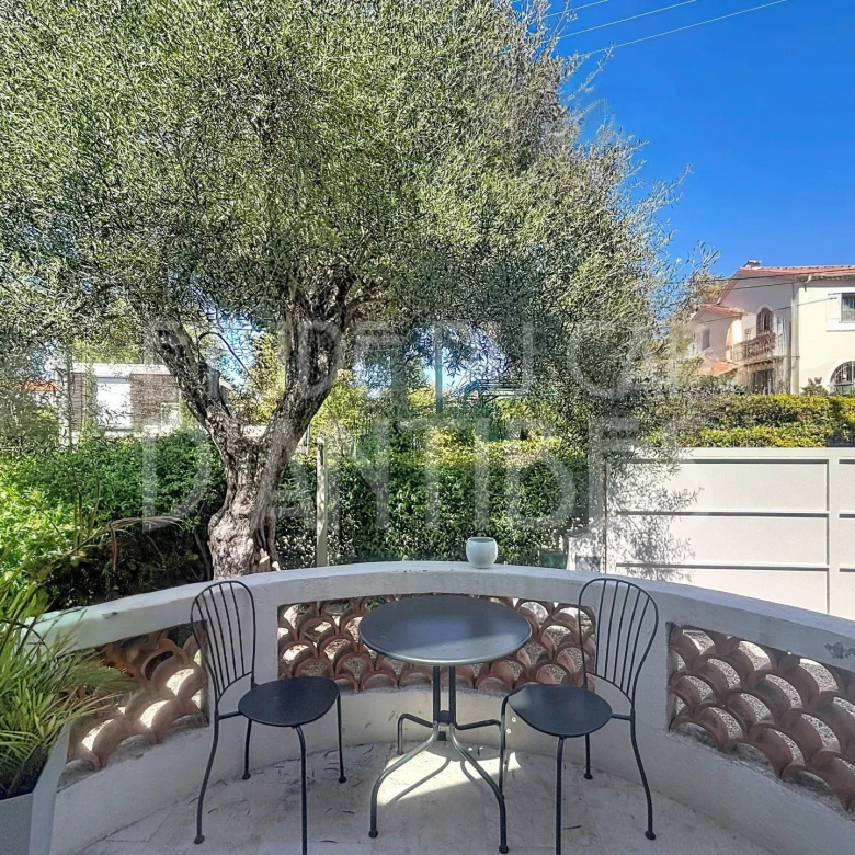 Rare find — Renovated apartment near the Palais des Festivals